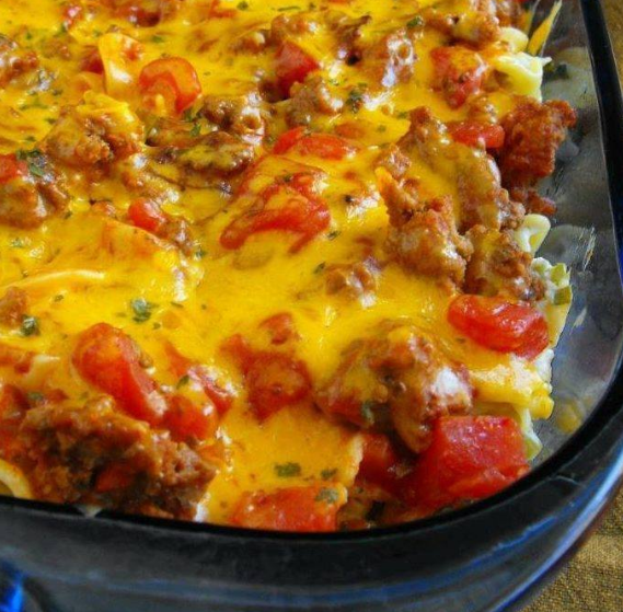 THIS BEEF LOMBARDI IS A HEARTY CASSEROLE WITH GROUND BEEF, EGG NOODLES, CREAM CHEESE, TOMATOES AND TONS OF FLAVOR!!!