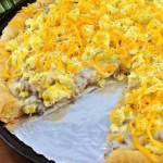 Sausage gravy breakfast pizza