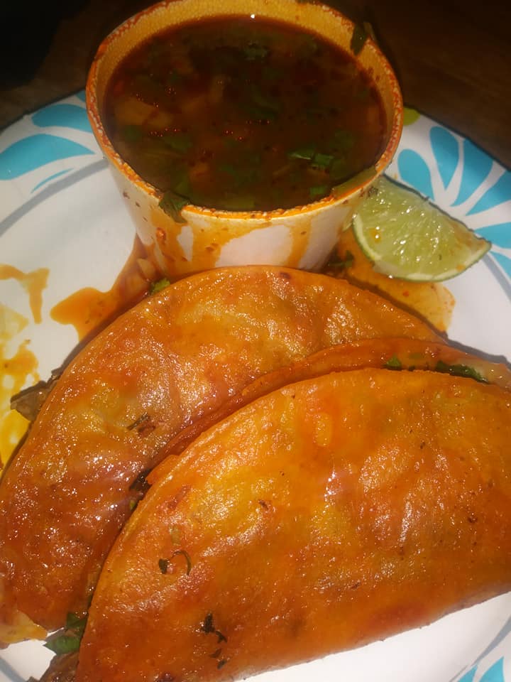 Tacos dorados de birria y comsome