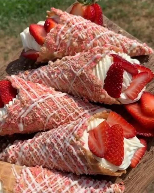 STRAWBERRY CRUNCH CHEESECAKE CONES