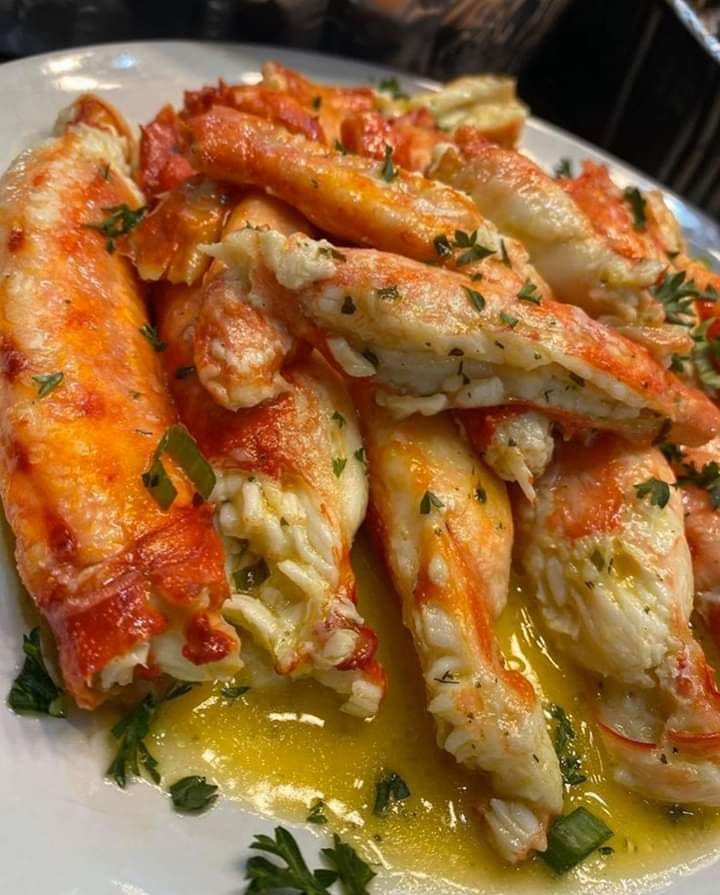 Baked Crab Legs in Butter Sauce