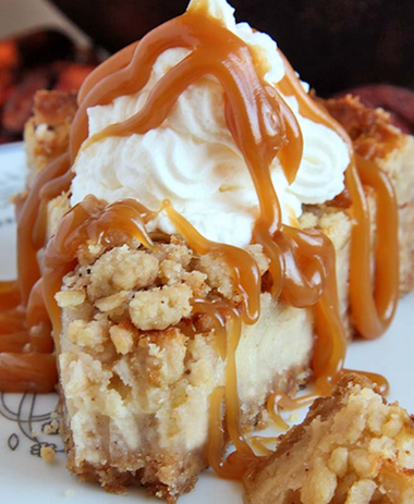 Gâteau au fromage, pomme et caramel
