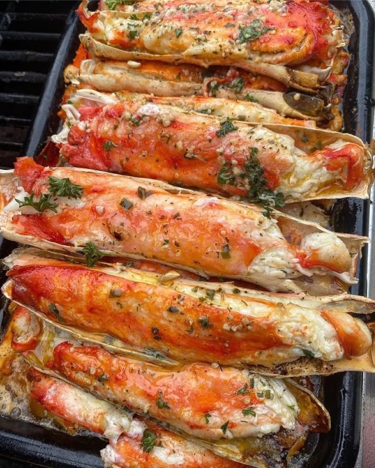 Snow Crab Legs in Garlic Butter Beer Sauce